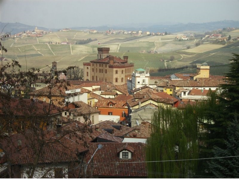 A Cidade de Barolo com o Castelo e os vinhedos ao redor